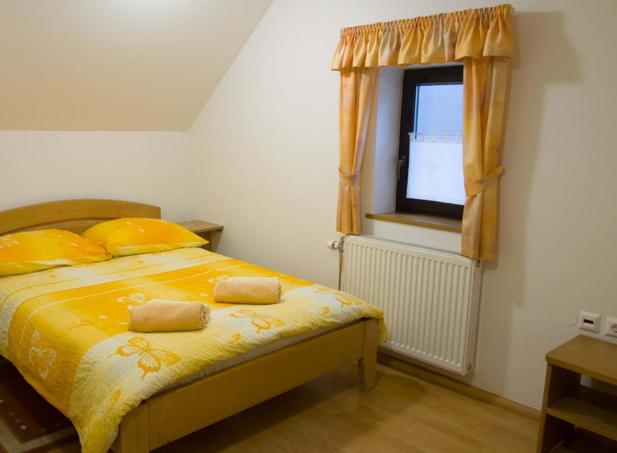 Apartments Pri Marjetki Церкно Екстер'єр фото