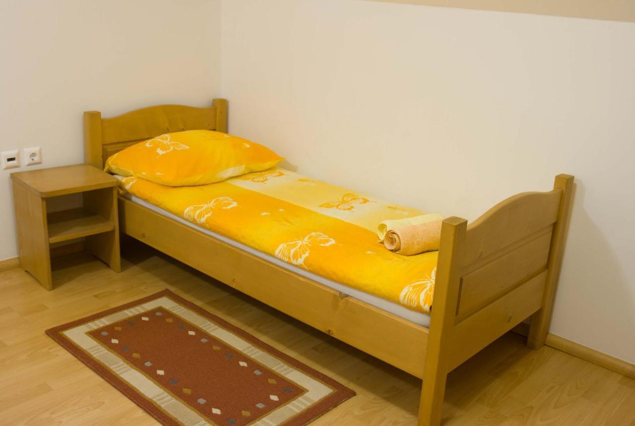 Apartments Pri Marjetki Церкно Екстер'єр фото