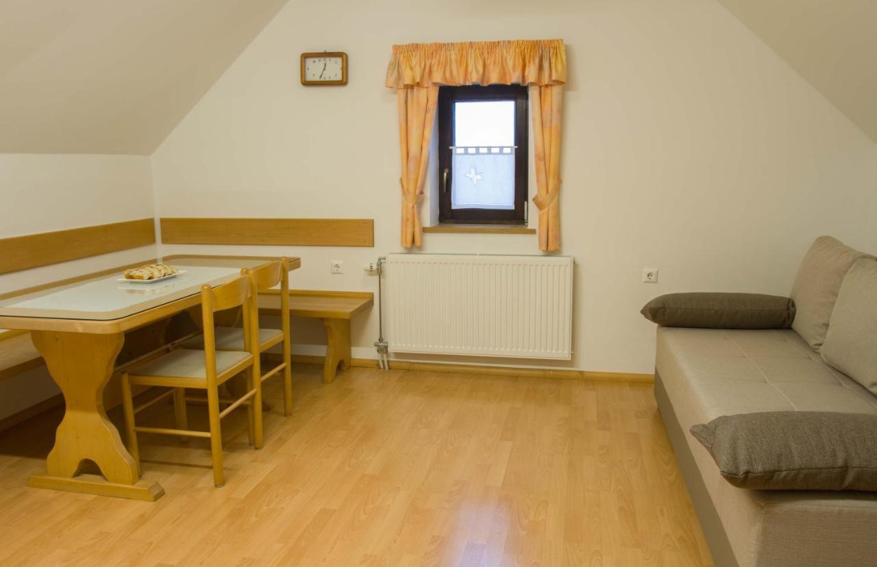 Apartments Pri Marjetki Церкно Екстер'єр фото